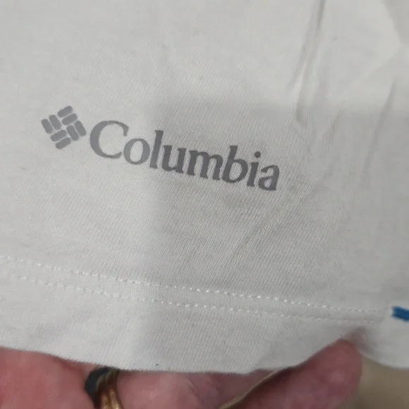 EUC Columbia White T-shirt - Picture 2 of 3